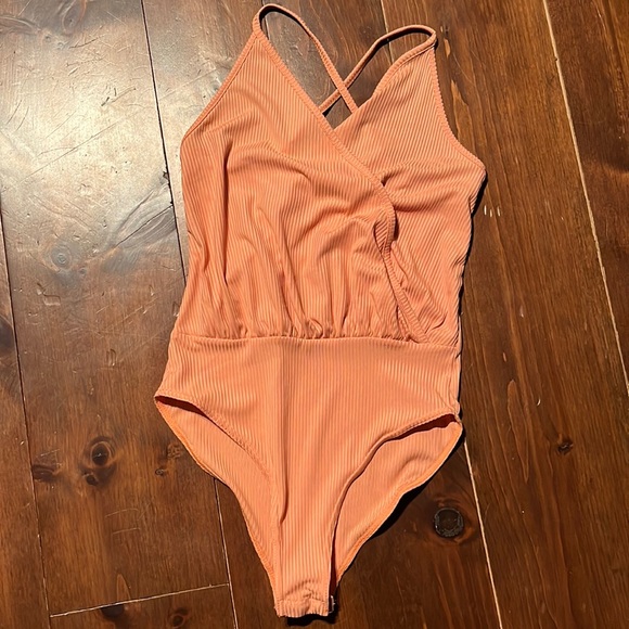 BNWT Small Peach Bodysuit - Picture 1 of 4